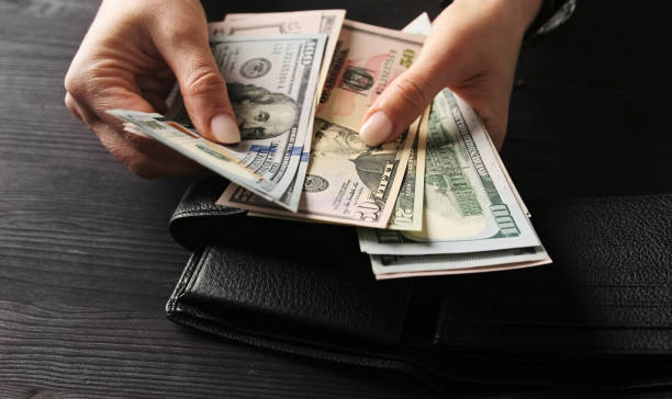 الدولار يتراجع والعملات الآسيوية تترقب وسط مخاوف استقلالية الفيدرالي وانتظار بيانات التضخم