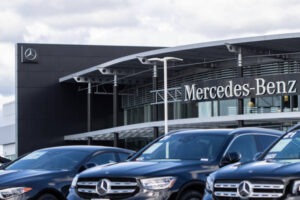 مرسيدس-بنز بين ضغوط التكاليف وتسارع الطلب على السيارات الكهربائية 