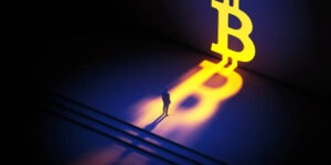 ضغوط العزوف عن المخاطرة تدفع بيتكوين لكسر حاجز 71 ألف دولار