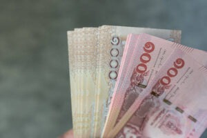 العملات الآسيوية في حالة ترقّب… والين يتماسك وسط ضغوط الدولار والتوترات التجارية