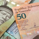 العملة الفنزويلية أمام اختبار صعب بعد اضطرابات سياسية ونفطية