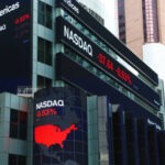 وول ستريت تتراجع بعد قمم قياسية وسط تقييم بيانات التضخم وبداية موسم أرباح البنوك