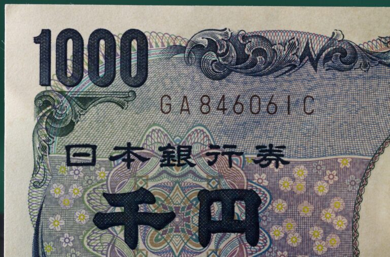 الين الياباني يتراجع لأدنى مستوى في أسبوع.. قوة الدولار وضغوط الفيدرالي تتصدر المشهد