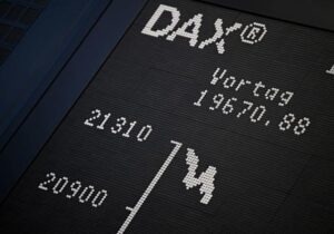 تراجع حذر للأسهم الأوروبية مع دخول تعريفات ترامب الجديدة حيّز التنفيذ