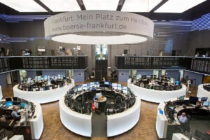 ارتفاع طفيف للأسهم الأوروبية مع تحسن المعنويات العالمية وترقب ملف التعريفات