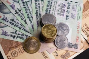 الدولار يضغط على العملات الآسيوية.. الوون والروبية يتراجعان والأسواق تترقب بيانات التضخم الأمريكية