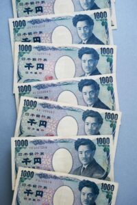 اليوان والين يكتسحان السوق الآسيوي وسط ثبات العملات الأخرى