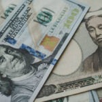 الدولار يصعد والين يهبط لأدنى مستوى في أسبوعين