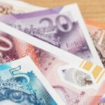 الجنيه الإسترليني تحت الضغط والدولار يواصل الصعود مع تصاعد رهانات خفض الفائدة البريطانية