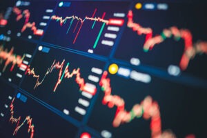 تاسي يتراجع بأكثر من 2% في أول يوم فتح السوق للأجانب وسط ضغوط عالمية على المعادن والأسهم