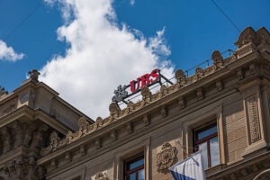 نتائج قوية ليو بي إس في الربع الرابع تعزز الثقة وتفتح الباب لإعادة شراء أسهم بـ3 مليارات دولار