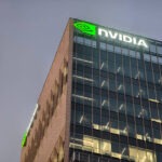 أسهم Nvidia وAMD تتراجع بعد تقارير عن قيود أمريكية جديدة على صادرات رقائق الذكاء الاصطناعي إلى الصين
