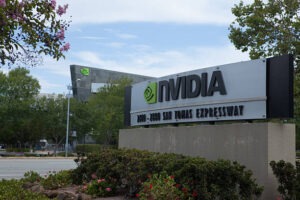أسهم Nvidia وAMD تتراجع بعد تقارير عن قيود أمريكية جديدة على صادرات رقائق الذكاء الاصطناعي إلى الصين