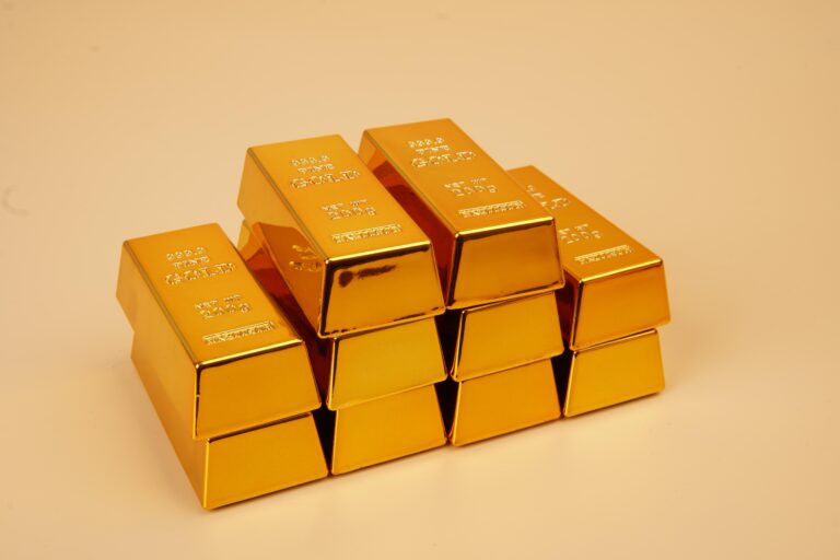 الذهب يلمع من جديد.. ضعف الدولار والتوترات يشعلان الطلب على الملاذ الآمن