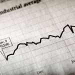 الأسهم الأمريكية تقلّص خسائرها قبيل بيانات التضخم والناتج المحلي… والأسواق تترقب اتجاه الفيدرالي