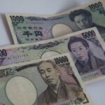 الدولار يقفز عالميًا والين يهبط لأدنى مستوى في شهرين مع صعود النفط وتصاعد التوترات في الشرق الأوسط