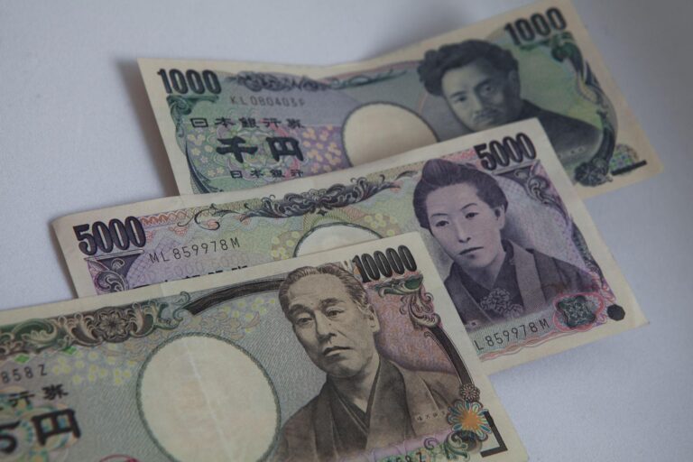 الدولار يقفز عالميًا والين يهبط لأدنى مستوى في شهرين مع صعود النفط وتصاعد التوترات في الشرق الأوسط