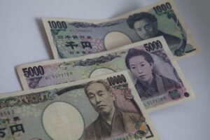 العملات الآسيوية ترتفع والدولار يتراجع وسط ارتباك المشهد التجاري الأمريكي