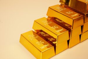 الذهب يلمع من جديد.. ضعف الدولار والتوترات يشعلان الطلب على الملاذ الآمن