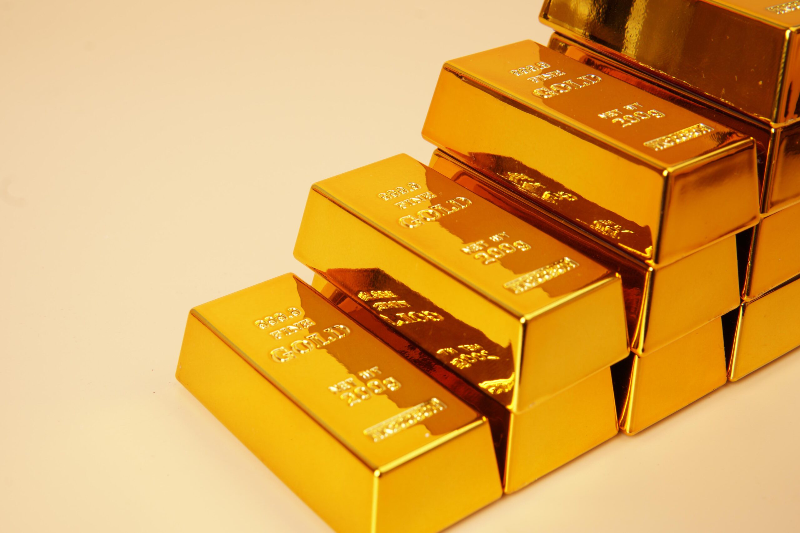 ارتفاع أسعار الذهب بدعم من تراجع الدولار وانخفاض النفط وسط ترقب بيانات التضخم الأمريكية