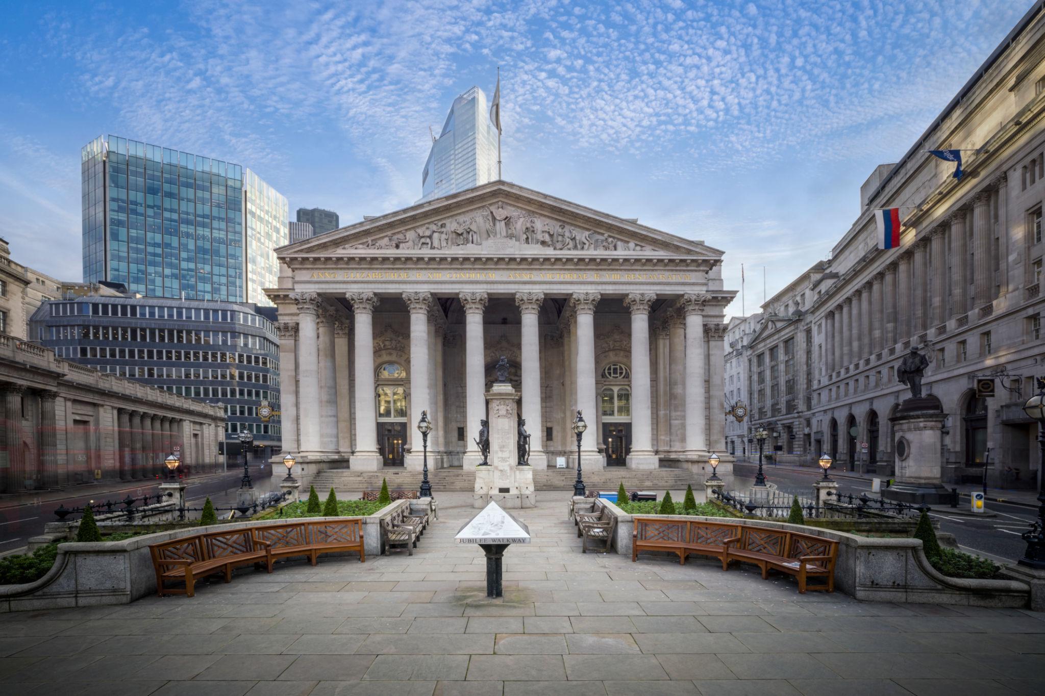 وول ستريت تنتعش بقوة مع تراجع النفط وترقب قرار الفيدرالي