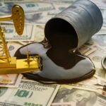 الدولار والسلع: علاقة تحرك الأسواق