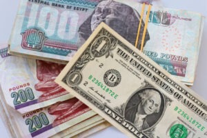 لماذا يتقلب الجنيه المصري بقوة أمام الدولار؟ 5 أسباب رئيسية وتوقعات البنوك لمستقبل العملة