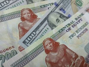 لماذا يتقلب الجنيه المصري بقوة أمام الدولار؟ 5 أسباب رئيسية وتوقعات البنوك لمستقبل العملة