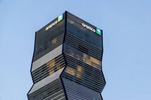 أرباح أرامكو تتجاوز التوقعات وتحذير من تداعيات كارثية لتعطل الشحن عبر مضيق هرمز