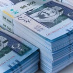 تاسي يهتز بأكثر من 400 نقطة ثم يقلّص خسائره… وأرامكو تنقذ الجلسة وسط تصاعد الحرب