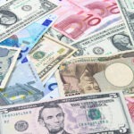 الدولار يواصل الصعود والين يتراجع مع تصاعد التوترات وارتفاع النفط