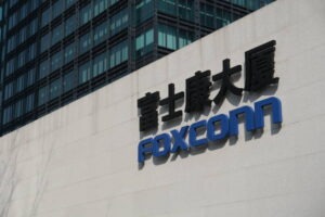 إيرادات Foxconn تقفز بدعم الذكاء الاصطناعي… لكن التوترات الجيوسياسية تضغط على التوقعات