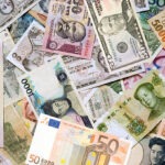 العملات الآسيوية تتراجع أمام قوة الدولار مع تصاعد التوترات الجيوسياسية وعودة الطلب على الملاذ الآمن