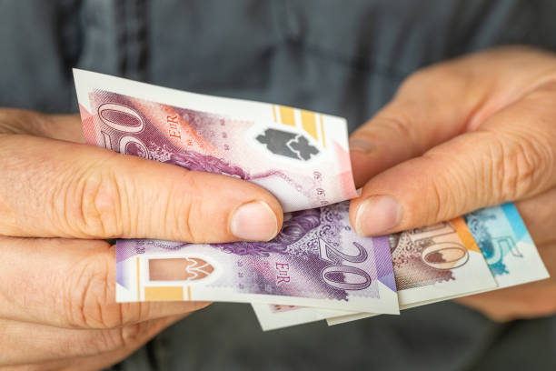 الجنيه الإسترليني يتعافى بدعم ضعف الدولار وترقب بيانات التضخم البريطانية