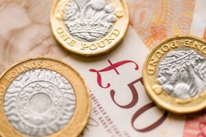 ضغط على الجنيه الإسترليني مع صعود الدولار وسط التوترات الجيوسياسية