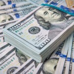 الدولار قرب أدنى مستوياته منذ مارس مع صعود العملات العالمية وتراجع الطلب على الملاذات الآمنة
