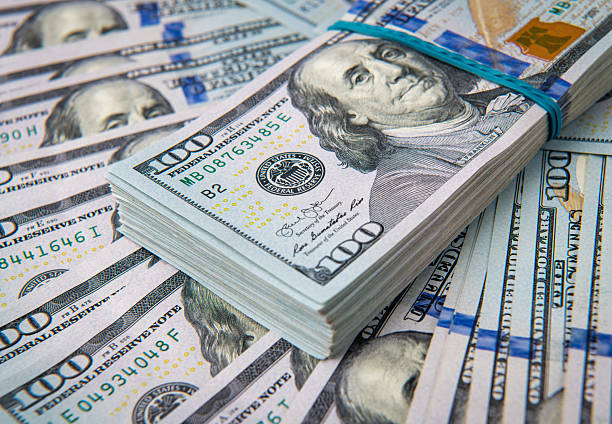 الدولار يتراجع لأدنى مستوى في 6 أسابيع مع انحسار الطلب على الملاذات الآمنة وترقب انفراجة سياسية