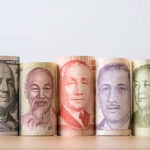 صعود العملات الآسيوية بعد الهدنة: ضعف الدولار يعيد شهية المخاطرة