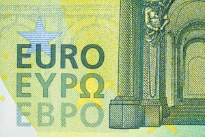 اليورو يتراجع مع تعافي الدولار وترقب قرار الفائدة الأوروبية