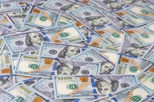 الدولار يتراجع لأدنى مستوى في 6 أسابيع مع انحسار الطلب على الملاذات الآمنة وترقب انفراجة سياسية