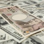 الدولار يتراجع والين يقفز بعد تهدئة جيوسياسية في الشرق الأوسط