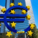 اليورو يتراجع مع عودة الدولار للواجهة.. الأسواق تترقب بيانات التضخم الأوروبية لحسم مسار الفائدة