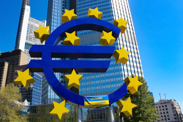 اليورو يتراجع مع عودة الدولار للواجهة.. الأسواق تترقب بيانات التضخم الأوروبية لحسم مسار الفائدة