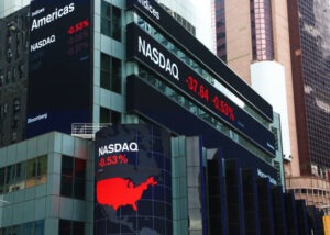 وول ستريت تنتعش بقوة: أرباح قياسية ومكاسب مزدوجة لمؤشرات S&P 500 وناسداك