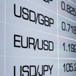 الدولار يفقد زخمه.. اليورو والإسترليني ينتعشان مع ترقب بيانات الفائدة الأمريكية