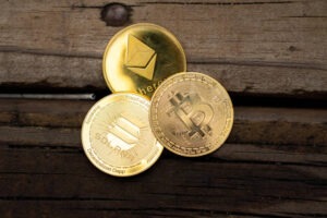 بيتكوين تستعيد مستوى 65 ألف دولار.. هل تمهد التطورات الجيوسياسية لموجة صعود جديدة في سوق العملات الرقمية؟