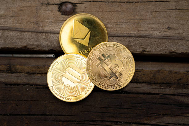 العملات الرقمية تترقب الحسم.. البيتكوين قرب 64 ألف دولار وسط ضغوط الفائدة والتنظيم