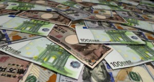 سيتي تتوقع بقاء EUR/JPY ضمن نطاق مرتفع بدعم الأسهم اليابانية وتدخلات الين