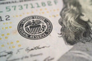 توقف الضربات بين الولايات المتحدة وإيران يهدئ الأسواق قبل أسبوع حاسم للفيدرالي وشركات التكنولوجيا