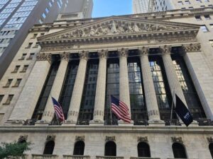 الأسهم الأمريكية تتراجع بعد قرار الفيدرالي.. الدولار يرتفع والذهب وبيتكوين تحت الضغط